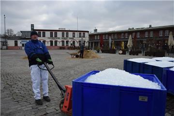 Als Gefrierhilfe wird dem Wasser Brucheis beigemengt. Gesponsert hat das Eis das Bremerhavener Eiswerk. Viktor Schlegel lieferte 18 Kübel mit Brucheis aus. 