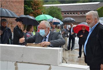 Als handwerklich begabt erwies sich Pastor Michael Alex. Den symbolischen Grundstein setzte er unter den Augen von Architekt Horst Michaelis.