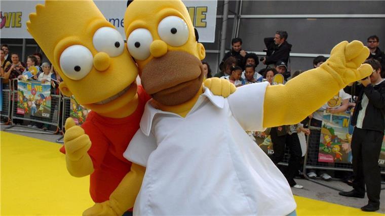 Als Homer und Bart Simpson verkleidete Schauspieler kommen 2007 in London zur Premiere des ersten Films „Die Simpsons“. (Archivbild)