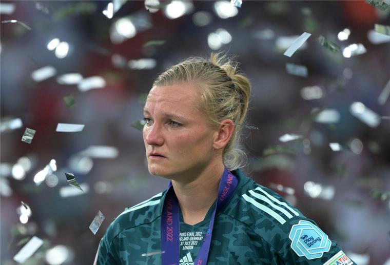 Als Kapitänin sollte Alexandra Popp ihr Team im EM-Finale auf den Rasen führen - und am besten auch zum Sieg. Doch daraus wurde nichts.