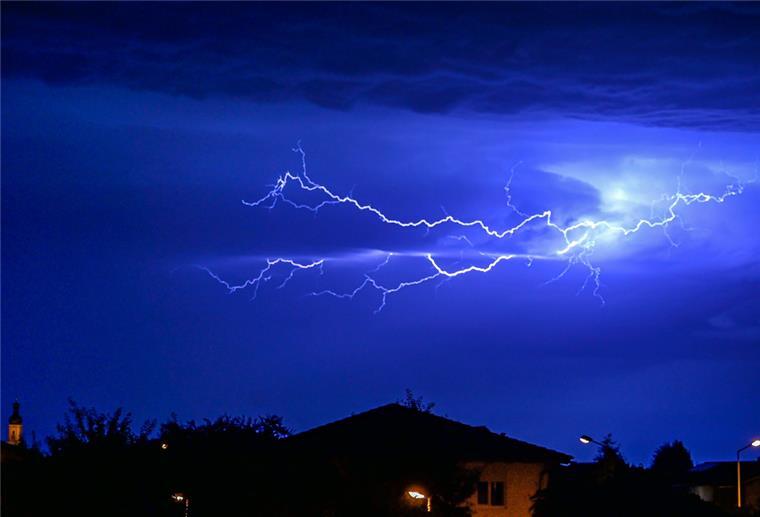 Bundesvergleich: In Bremen schlagen nur selten Blitze ein Als Küstenbewohner sind die Ostfriesen raues Wetter gewohnt. Im vergangenen Jahr hatten sie offenbar auch viele Gewitter mit Blitzeinschlägen.