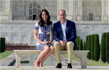 Als letzte Station auf ihrer Reise durch Indien und Bhutan haben der britische Prinz William (33) und seine Frau Kate (34) den Taj Mahal in der nordindischen Stadt Agra besucht.