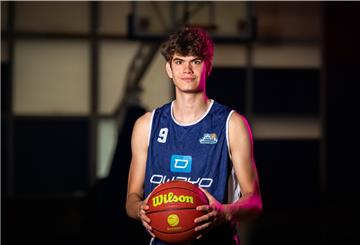 Als "Local Player" würde Denis Zenelaj im Profi-Team der Eisbären keinen Ausländerplatz belegen, obwohl er aus dem Kosovo kommt.