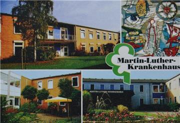 Drei Teilansichten zeigen das 2018 geschlossene Zevener Martin-Luther-Krankenhaus auf einer Postkarte