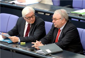 Als Maritimer Koordinator der Bundesregierung ist Staatssekretär Uwe Beckmeyer (SPD) in Berlin ein gefragter Mann. Unser Bild zeigt ihn im Gespräch mit dem amtierenden Außenminister Frank-Walter Steinmeier. 