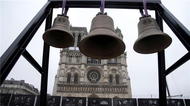Als materielles Erbe der Olympischen Spiele wird die während der Wettkämpfe im Stadion stehende Glocke in Notre-Dame aufgehängt.