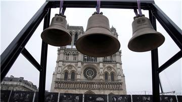 Als materielles Erbe der Olympischen Spiele wird die während der Wettkämpfe im Stadion stehende Glocke in Notre-Dame aufgehängt.