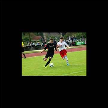Als Max Friesen (links, im Duell mit Lennert Dibbern) die 3:0-Führung für die U17 des JFV A/O/Heeslingen erzielte, schien die Partie entschieden zu sein, aber in den letzten sieben Spielminuten gelang den Stadern noch der Ausgleich.  