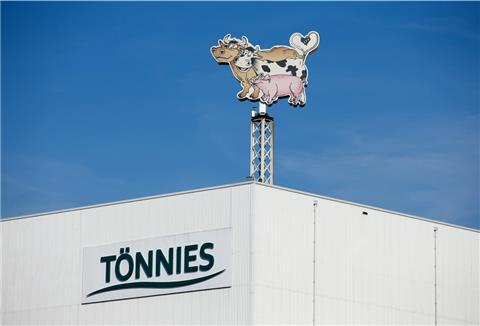 Als mutmaßliche Gründe für die zahlreichen Infektionen nannte das Unternehmen die Rückkehr von Arbeitern nach Heimaturlauben.