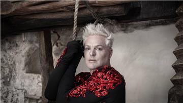 Als Sänger von Erasure prägt Andy Bell seit vier Jahrzehnten die Popmusik.