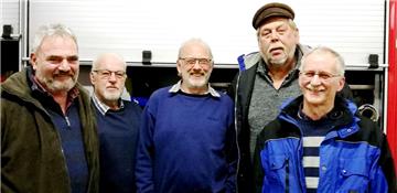 Als Schweewarden eingeschneit war, hatten Frerk Bachmann, Lutz von Bergen, Rainer Lohse, Bruno Müller und Friedrich Huth (von links) gemeinsam mit den anderen örtlichen Feuerwehrmännern Tag und Nacht zu tun.
