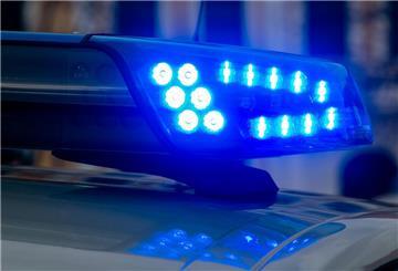 Ein Blaulicht der Polizei leuchtet auf. 