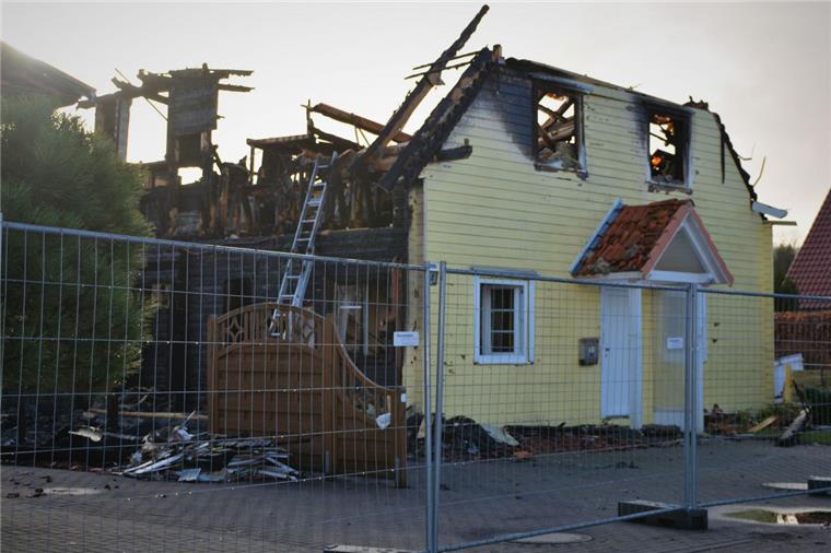 Drangstedt: Welle der Hilfsbereitschaft für Brandopfer Als stiller Zeuge erinnert die Drangstedter Brandruine an die Katastrophe in der Neujahrsnacht. Auch das Nachbarhaus wurde stark in Mitleidenschaft gezogen. Die Ermittlungen zur Brandursache dauern an.