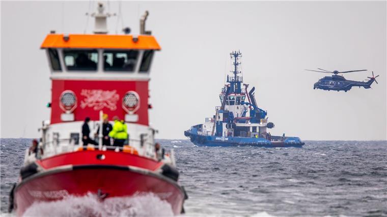 Als Teil der Übung wurden Spezial-Teams mehrerer Feuerwehren von einem Hubschrauber auf Hilfsschiffe abgeseilt und zum Kreuzfahrtschiff „Mein Schiff 7“ gebracht.