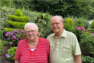 Als Überraschung zum 60. Hochzeitstag hat Tochter Birgit dem Ehepaar Nordmann ein Herz aus Blumen in den Garten gestellt.