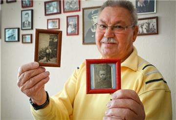 Als Vierjähriger wurde der heute 79-jährige Erwin Krech auf der Flucht aus Ostpreußen, hier mit zwei Kinderbildern, von seiner Mutter getrennt. Erst fünf Jahre später sah er sie wieder. 