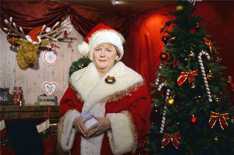 Als Wachsfigur hat sich die Kanzlerin Angela Merkel bei Madame Tussauds in Berlin schon mal ganz weihnachtlich gegeben. Jetzt fordert sie, dass bei CDU-Weihnachtsfeiern mehr christliche Lieder gesungen werden. 