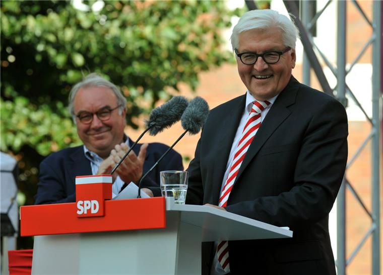 Steinmeier kommt: Bundespräsident besucht Bremerhaven Der Bundespräsident kommt: Als Wahlkämpfer besuchte Frank-Walter Steinmeier (rechts) 2013 die Seestadt. Am 28. Februar ist er wieder in Bremerhaven.
