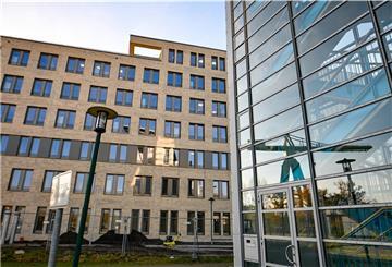 Alt und Neu Schulter an Schulter: Auf dem einstigen Rickmers-Werftgelände beziehen rund 320 Mitarbeiter das neue Jobcenter neben der Agentur für Arbeit.