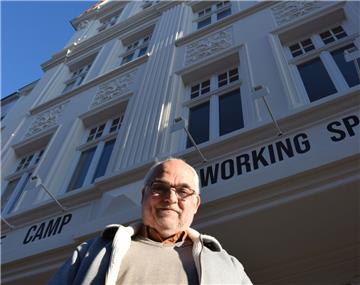 Altbau-Sanierer Rolf Thörner möchte seine beiden Häuser an der Ecke Goethe- und Uhlandstraße in Bremerhaven verkaufen. Preis: 1,62 Millionen Euro.