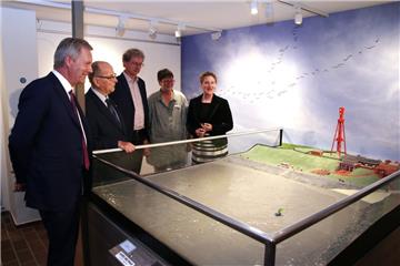 Altbundespräsident Christian Wulff (links) ließ sich die neue Dauerausstellung im Nationalparkhaus und Museum Fedderwardersiel zeigen.