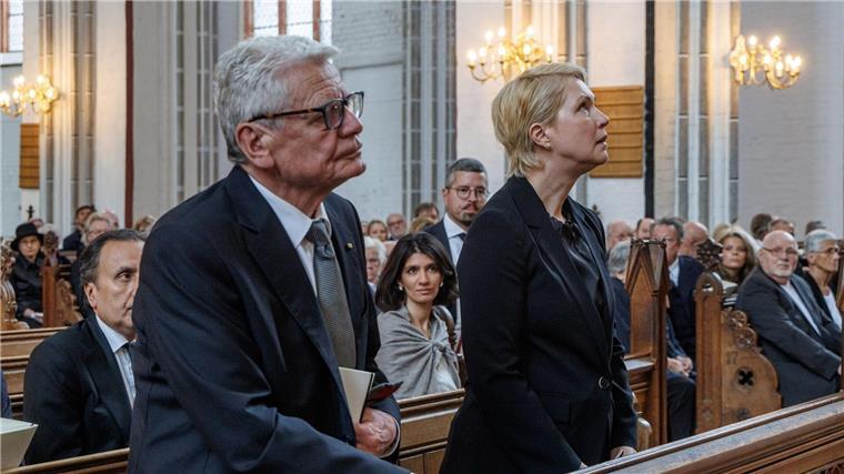 Trauerfeier für Künstler Günther Uecker im Schweriner Dom Altbundespräsident Johannes Gauck und Mecklenburg-Vorpommerns Ministerpräsidentin Manuela Schwesig (SPD) nehmen im Schweriner Dom am Trauergottesdienst für den verstorbenen Künstler Günther Uecker teil.