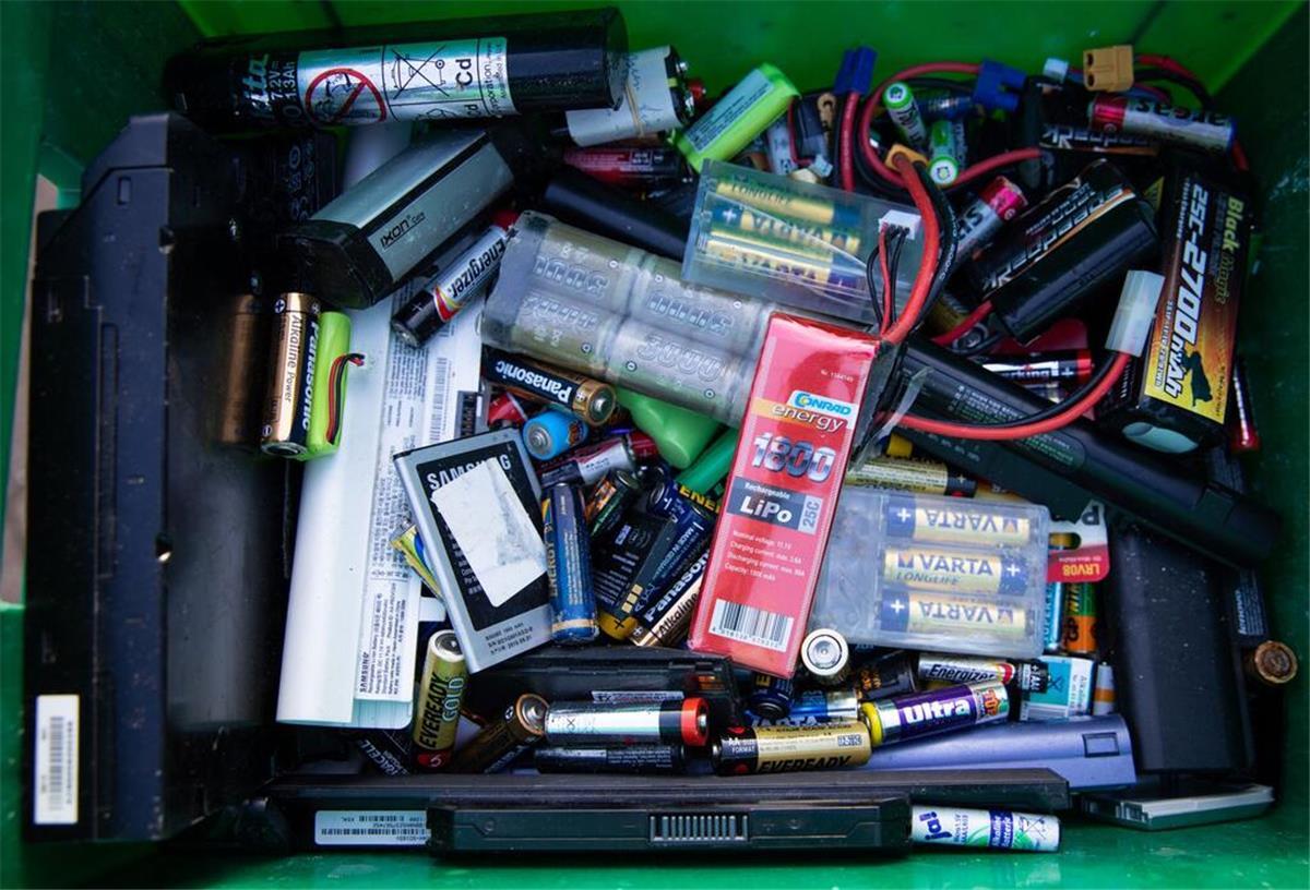 Batterien entsorgen leicht gemacht – das solltest du unbedingt beachten Mehrere Batterien und Elektrogeräte liegen in einem Behälter.