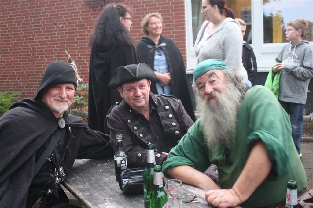 Alte Haudegen am Stammtisch. Herbstmarkt Beverstedt. Foto: Rendelsmann