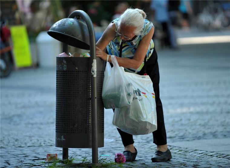 Alte Menschen, die Pfandflaschen sammeln, um ihr Budget aufzubessern, sind heute in allen Städten zu beobachten.