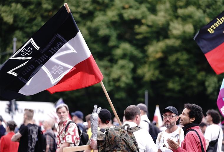 Land Bremen: Reichsflaggen ab Montag verboten Alte Reichslaggen sind derzeit beliebt bei Demonstrationen: Hier demonstrierenTeilnehmer mit einer Reichskriegsflagge gegen die Corona-Maßnahmen der Bundesregierung vor dem Brandenburger Tor.