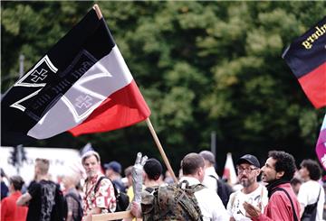 Alte Reichslaggen sind derzeit beliebt bei Demonstrationen: Hier demonstrierenTeilnehmer mit einer Reichskriegsflagge gegen die Corona-Maßnahmen der Bundesregierung vor dem Brandenburger Tor.