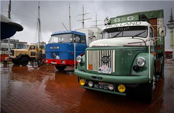 Alte Schmuckstücke stehen derzeit in Bremerhaven in den Havenwelten.