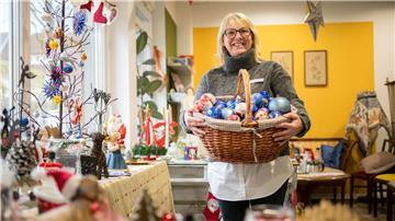 Alten Schmuck abgeben, neue Deko mitnehmen: Die Klimaschutz-Werkstatt in Bremerhaven organisiert eine Weihnachtsdeko-Tauschbörse.