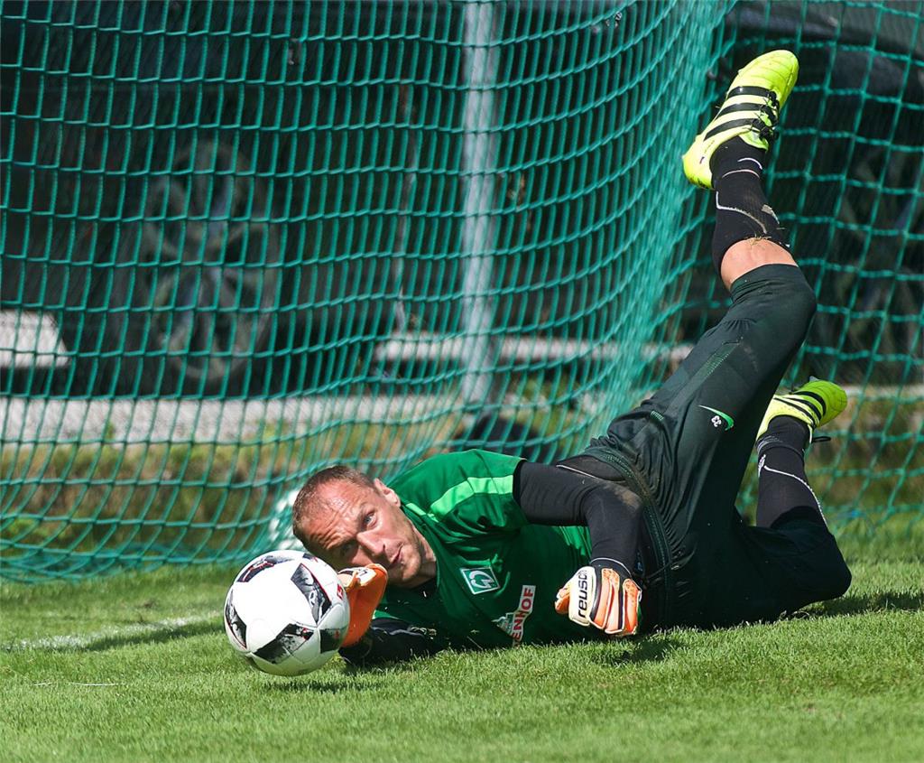 Alter schützt vor Qualen nicht: Jaroslav Drobny muss im Training kräftig schufte...