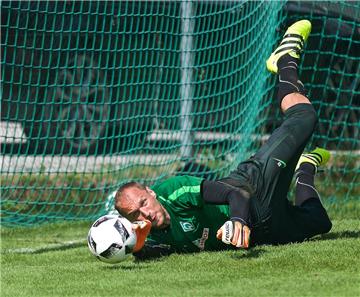 Alter schützt vor Qualen nicht: Jaroslav Drobny muss im Training kräftig schufte...
