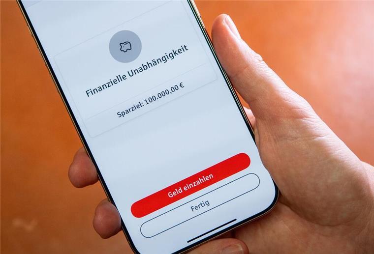 Ein Handy mit Banking-App in der Hand einer Frau. 