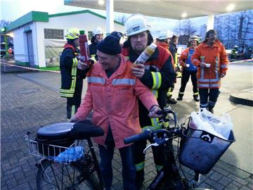 Alterskamerad Ludwig Stürcken versorgt die Dorumer Feuerwehr während eines 14-stündigen Einsatzes mit Frühstück. Foto privat 
