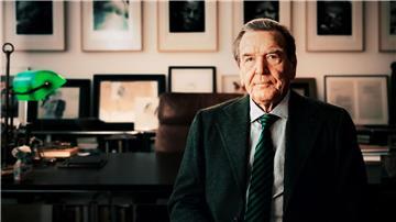 Altkanzler Gerhard Schröder empfängt ein NDR-Team in seiner Kanzlei in Hannover.