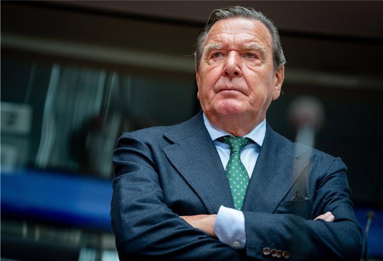 Kämpfe um ukrainische Städte - Altkanzler Schröder in Moskau Altkanzler Gerhard Schröder ist zu Gesprächen in Russland.