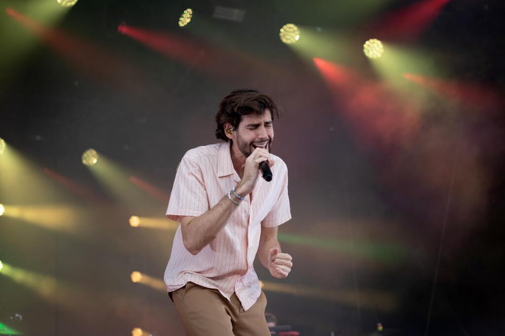 Alvaro Soler auf der Bühne.