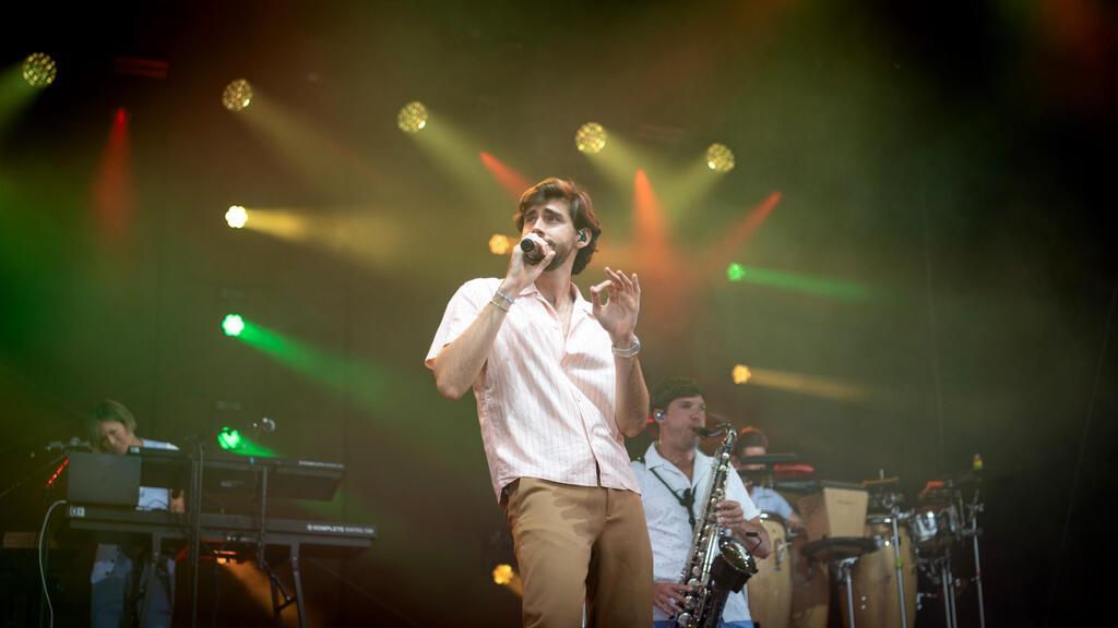 Alvaro Soler auf der Bühne.