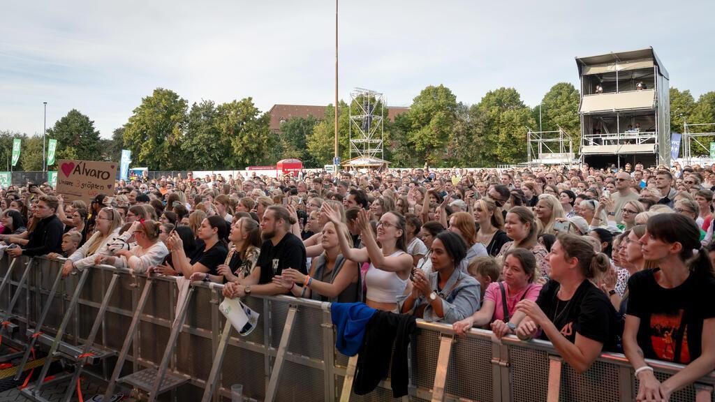 Alvaro Soler auf der Bühne.