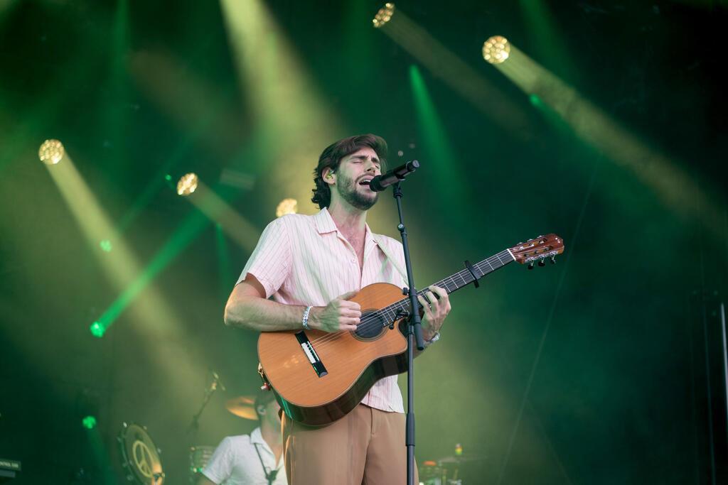 Alvaro Soler auf der Bühne.