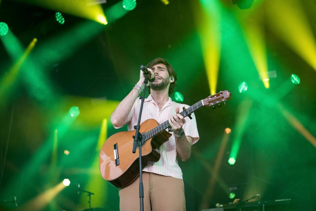 Alvaro Soler auf der Bühne.
