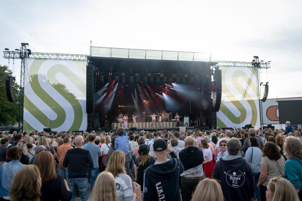 Alvaro Soler auf der Bühne.