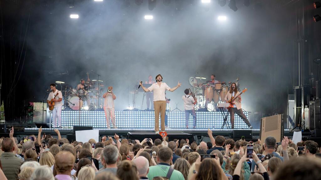 Alvaro Soler auf der Bühne.