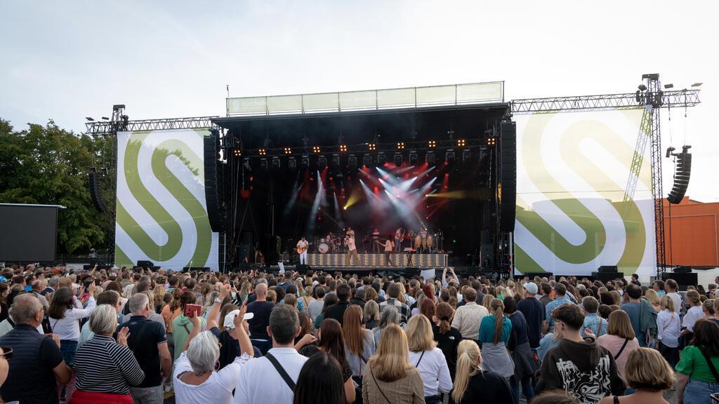 Alvaro Soler auf der Bühne.