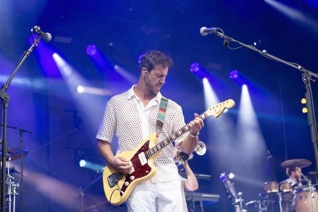 Alvaro Soler auf der Bühne.