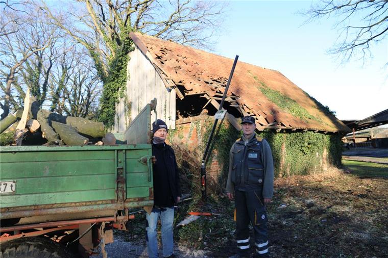 Alwistedts Ortsbrandmeister Jürgen Aldag (links) und Landwirt Jörg Rademacher haben sich ein Bild von der Scheune in Ahe gemacht.