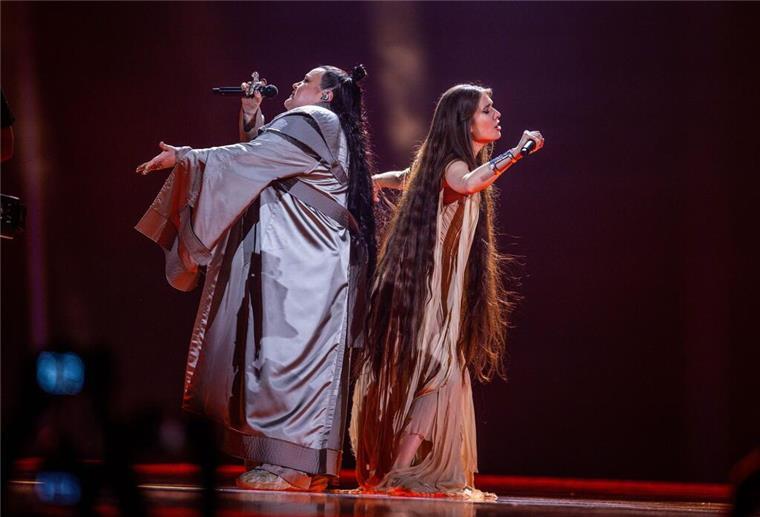 Alyona Alyona & Jerry Heil aus der Ukraine singen „Teresa & Maria“.